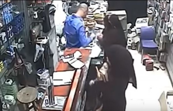 فتاة تسرق 40 ألف جنيه من محل