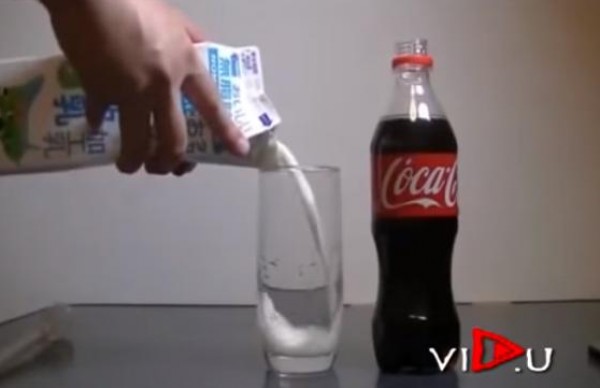 هذا ما سيحدث عند إضافة الحليب للمشروبات الغازية