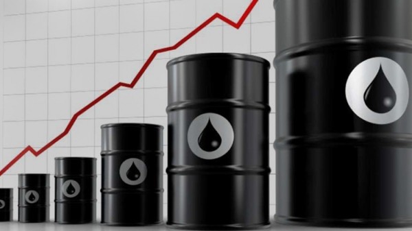 انخفاض المخزونات الأمريكية يدعم أسعار النفط
