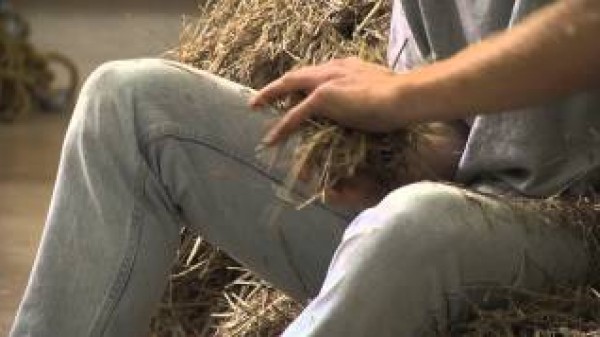 بالفيديو: رجل يبحث عن إبرة في كومة قش ليثبت أن المستحيل ممكن