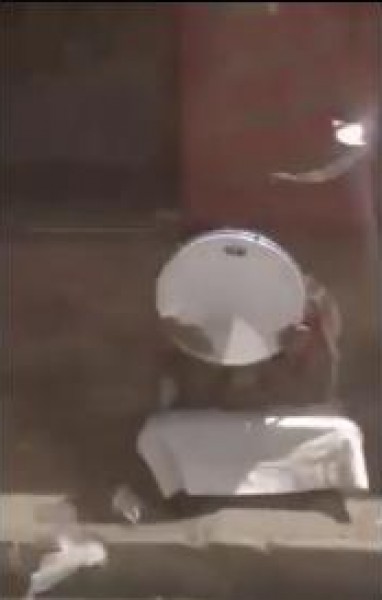 شاهد ما تعرض له هذا المسن أثناء العزف على الدف