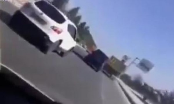 صاحب شاحنة يقوم بخطة جد ذكية لإيقاف سيارتين تلاحقانه