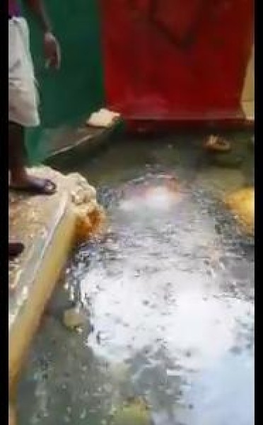 شاهد قدرة الله في خلقه...نيران تشتعل تحت الماء