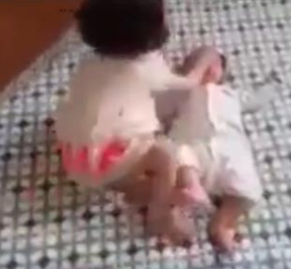 شاهد كيف يحاول طفل إسكات أخيه الرضيع عند بكائه