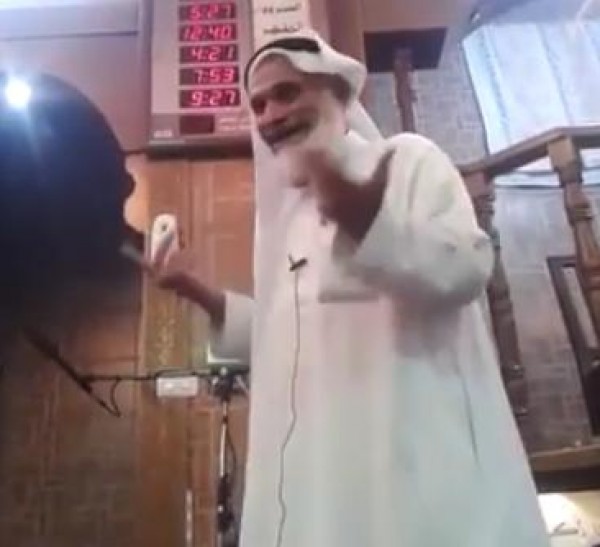 شاهد الطرافة الذي يقدم بها أحد الشيوخ دروسه الدينية