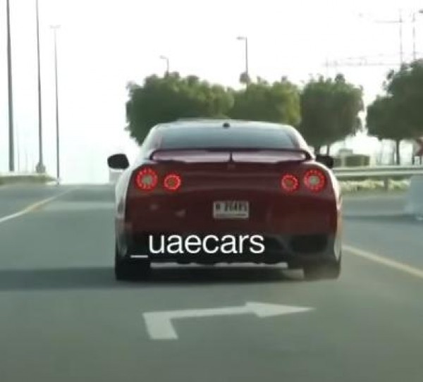 شاهد كيف تتصارع سيارات الفيراري على الطريق العام