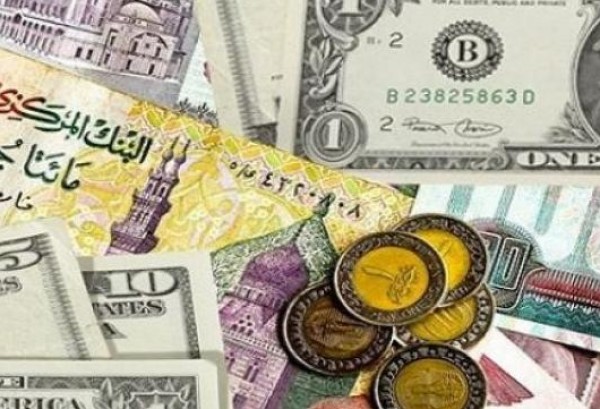 النقد المصري يتراجع أمام الدولار متخطيًا حاجز الـ 12 جنيه