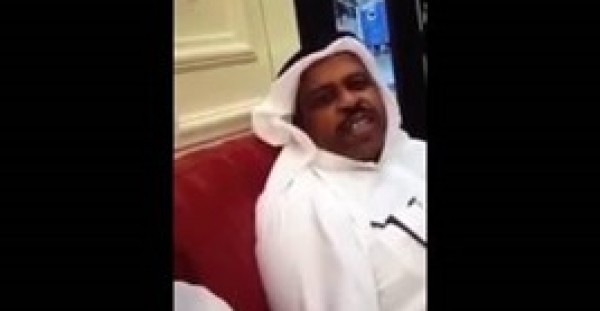 بالفيديو.. قطري يشعل مواقع التواصل بتدخين سيجارة من الذهب عيار 24