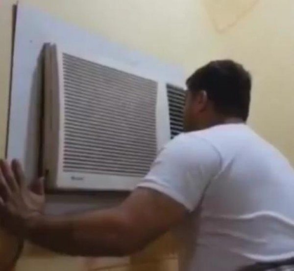 شاهد كيف تعامل هذا الرجل مع مكيف الهواء في منزله