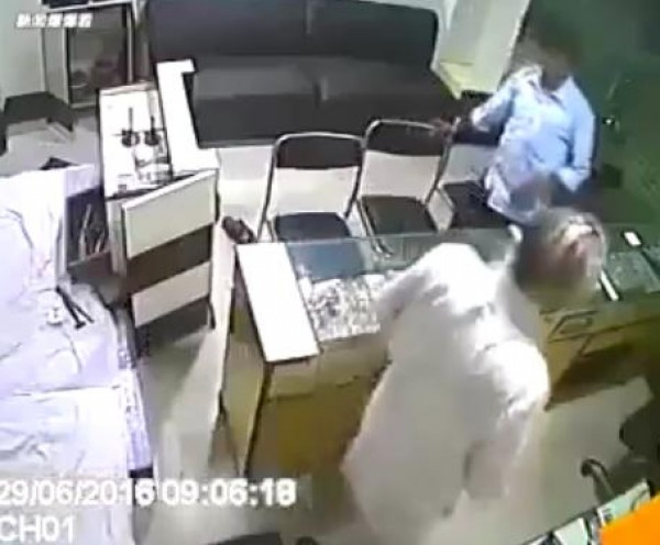 سرقة بطريقة إحترافية وسريعة..وضرب بطرقة عنيفة بعد ضبطه
