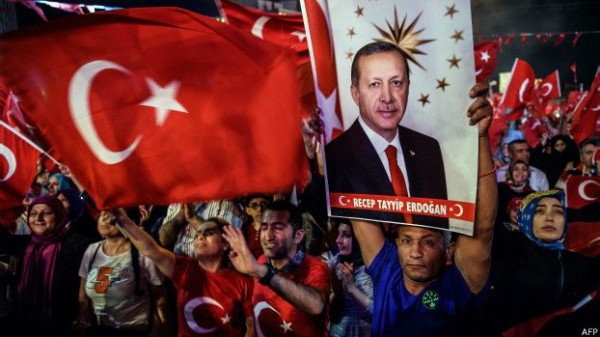 مؤيدو الحكومة والمعارضة في مظاهرة مشتركة لرفض المحاولة الانقلابية في تركيا