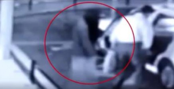 ظهور شبح إمراة تلاحق رجل عند ركوبه السياره