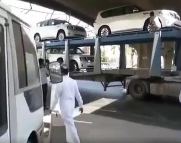 سائق مغفل يدمر ثلاث سيارات جديدة بصدمها أسفل كوبري