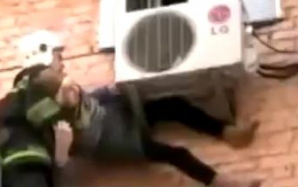مسنة تتعلق في الهواء لمدة نصف ساعة بعد أن سقطت من شرفة منزلها