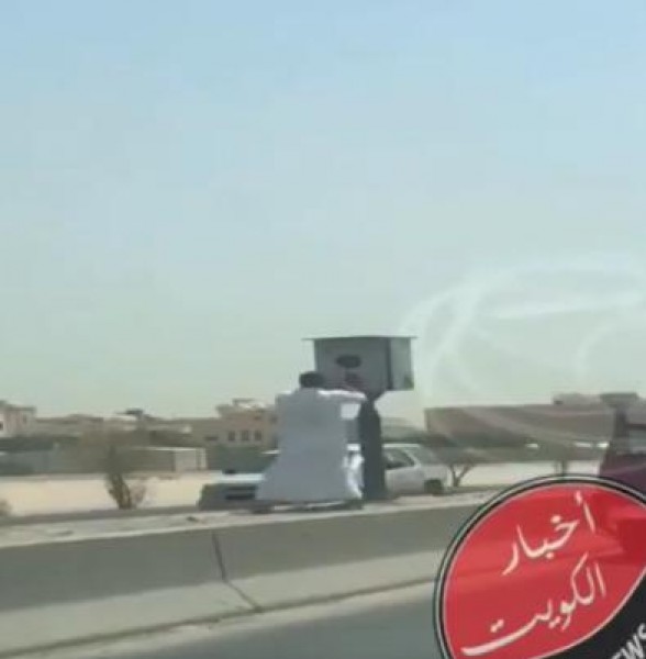 بعد أن تم تصويره متجاوز السرعة المسوح بها ...مواطن كويتي يحطم كاميرا المرور