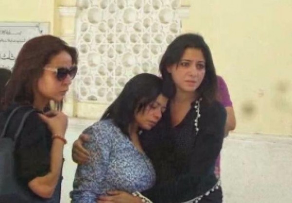 انهيار زوجة محمد خان خلال صلاة الجنازة… فيديو