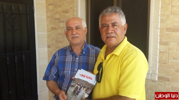 الاعلامي جهاد سقلاوي يقدم كتابه لرئيس بلدية معركة السابق أحمد حجازي