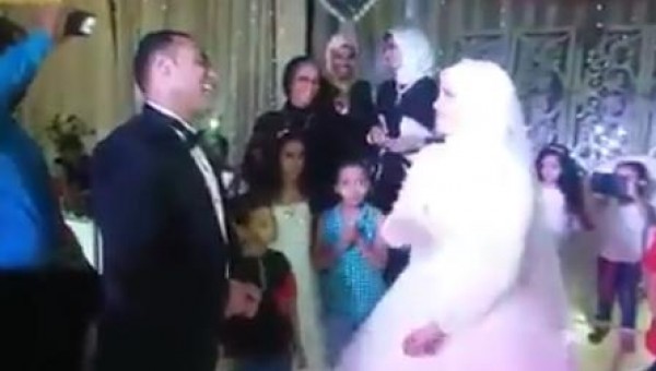 شاهد..عروس تترجم لعريسها الأصم كلمات أغنية في يوم الزفاف