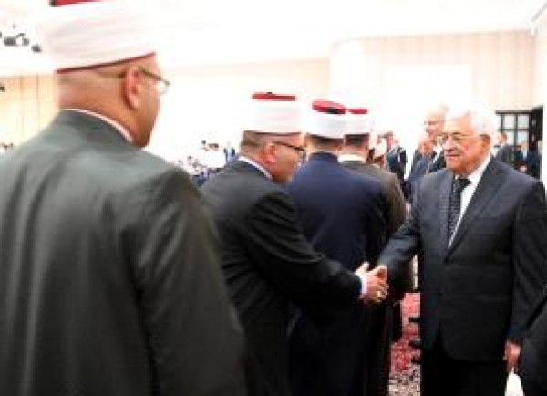 الرئيس يستقبل المعزين بوفاة شقيقه في مقر الرئاسة