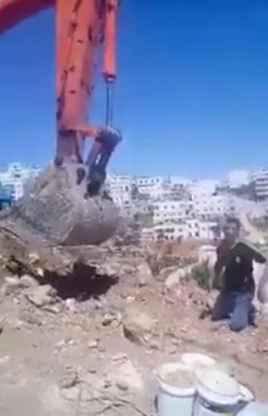 المزاح بواسطة "جرار" ضخم