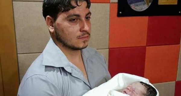 حدث صادم في غزة : مواطن يحمل جثة ابنته ويتوجّه بها إلى إذاعة محلية .. فيديو