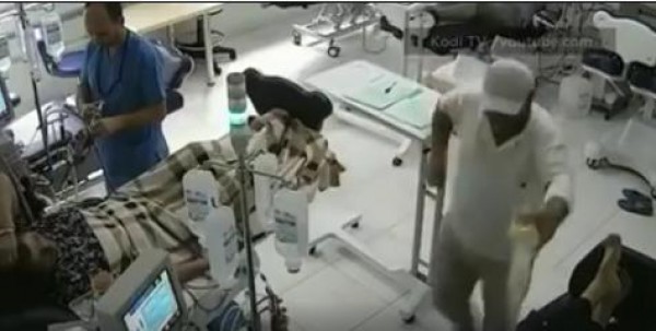 مسن يقتحم مستشفى ويشعل النيران فيه بواسطة البنزين