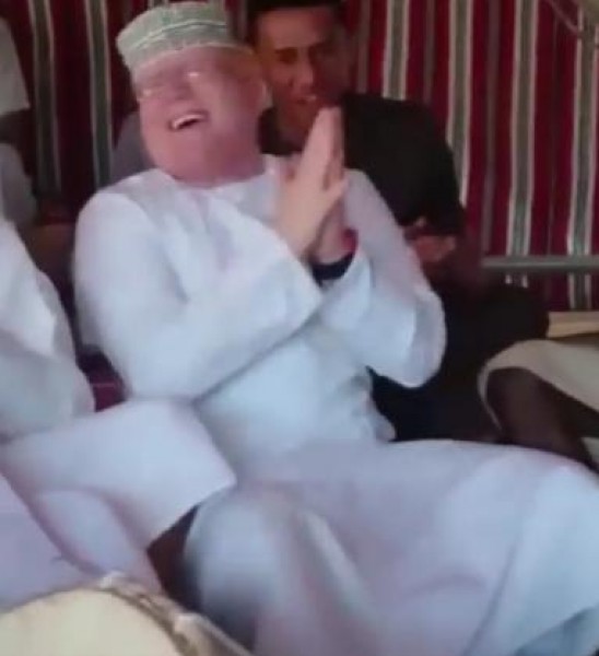 شاهد كيف يتعامل ماعز صغير بعد إطلاق سارحه من قفص كان محتجز به