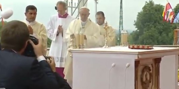 بالفيديو لحظة وقوع البابا فرانسيس.. والكهنة يساعدونه في النهوض