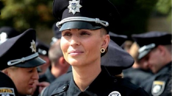 أجمل شرطية في كييف تموت بعد البصق في وجهها