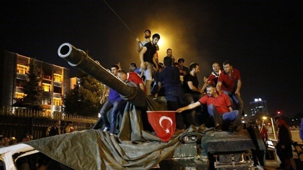 موقع بريطاني يزعم وجود بصمات إماراتية في محاولة الانقلاب بتركيا!