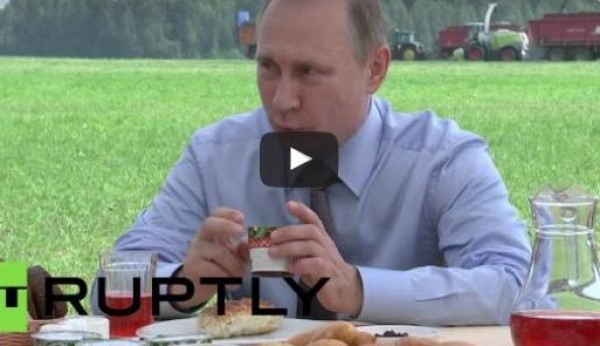 بوتين يتذوق منتجات محلية في مقاطعة تفير الروسية