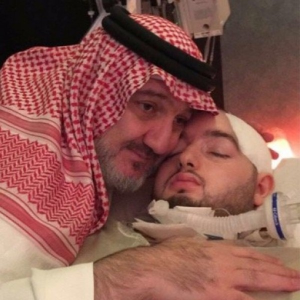 طبيب يسأل الأمير خالد بن طلال لماذا لا تسحب الاجهزة عن ابنك المتوفي دماغيا… فصُدم بالرد!