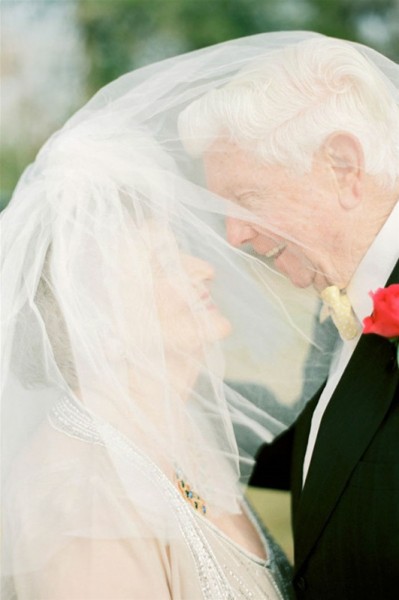 لقطات مذهلة لعجوزين يحتفلان بمرور 63 عاما على قصة حبهما