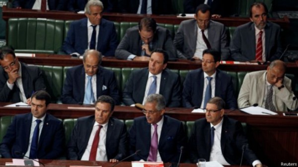البرلمان التونسي يسحب الثقة من حكومة الحبيب الصيد
