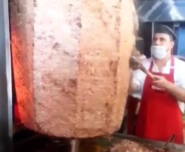 أكبر سيخ شاورما في لبنان