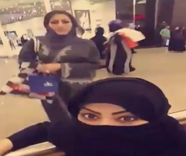 شاهد ردة فعل متسوقة بعد ضبتها لأحد المتسوقات أثناء تصويرها
