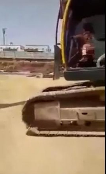 طفلة صغيرة تقود جرار ضخم