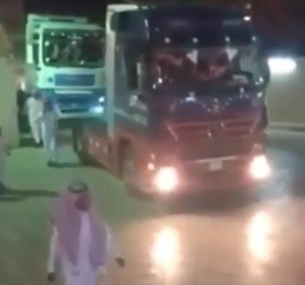 فرح لسائق شاحنة ضخمة
