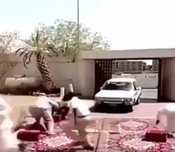 هذا ما يحدث عند قيادة رجل مسن للسيارة