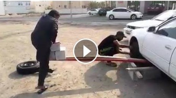 طريقة مبتكرة لتغير عجلات السيارة