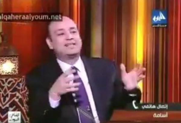 رجل مصري يتباهي بزواجه من 4 نساء وجمعهم في منزل واحد