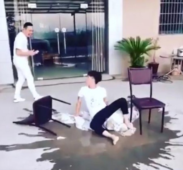 شاهد أخر صيحات مقالب الأصدقاء