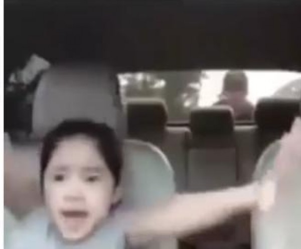 شاهد كيف تعاملت طفلة بعد سماعها لأغنيتها المفضلة