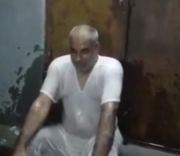 موظف يتحدى مديره بدلو الثلج