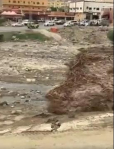 لحظة فتح أحد السدود المائية