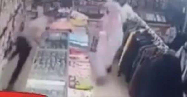 كاميرا مراقبة ترصد لحظة شجار بين تاجر وأحد زبائنه