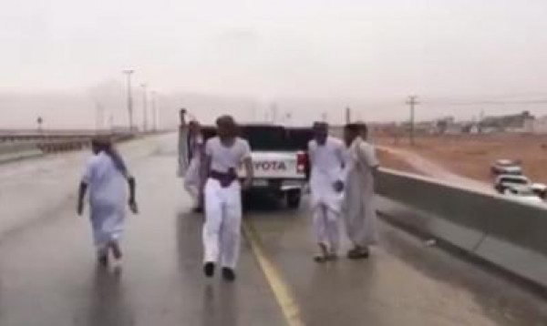 بعد موجة حر كبيرة ..شاهد رد فعل شباب سعودين عند هطول الأمطار
