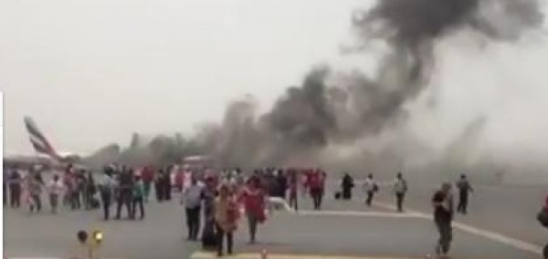 شاهد لحظة إجلاء ركاب الطائرة الإمراتية