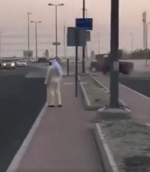 شاهد كيف أوقف سائق سيارته بعد أن تعطلت