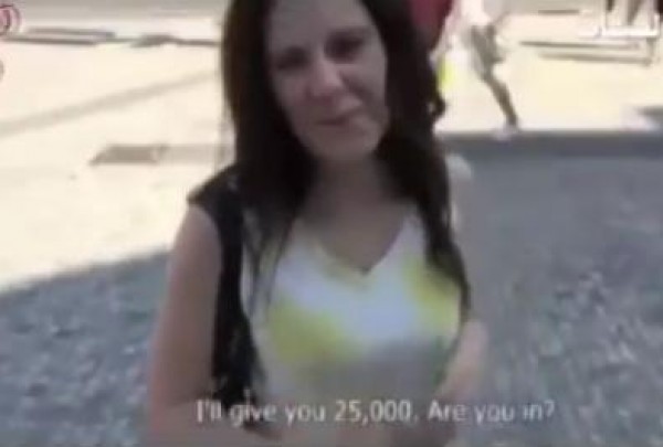 وافقت على حلق شعرها أمام المارة مقابل 25 ألف من العملة الروسية